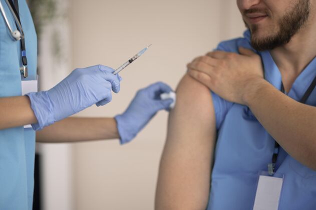 疾病女医生为同事准备疫苗疫苗保健冠状病毒