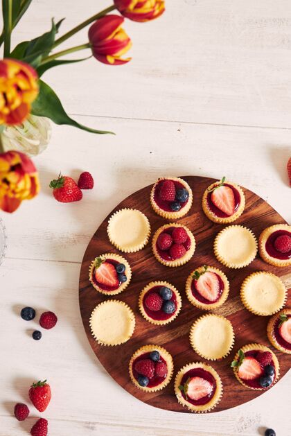面包房高角度拍摄的奶酪蛋糕与水果果冻和水果在一个木制的盘子奇迹小吃垂直