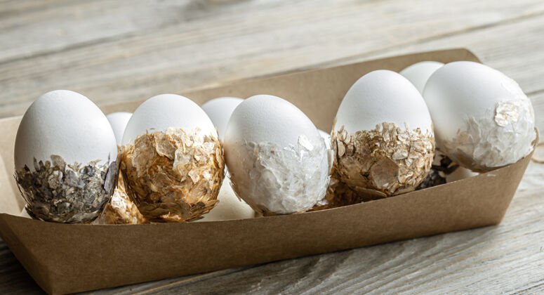装饰复活节彩蛋在一个纸板箱特写一个模糊的背景复活节假期的概念复活节鸡蛋节日
