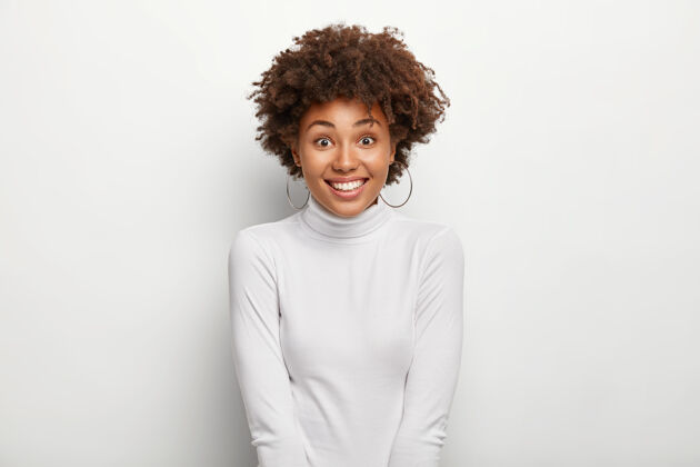 女人快乐迷人的非洲发型女人 穿着雪白圆领套头衫 逛街后心情很好人欢呼室内