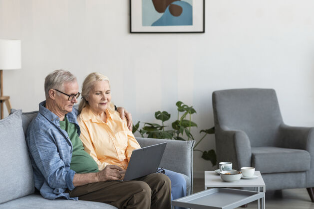 男人中枪退休夫妇带笔记本电脑老年人水平养老金