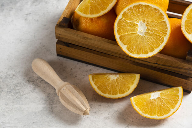 酸用木铰刀在大理石上切鲜橙子生的多汁橙子