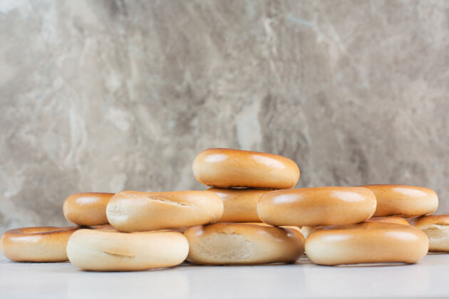 饼干白色背景上的美味圆形饼干高品质照片美味白色面包房
