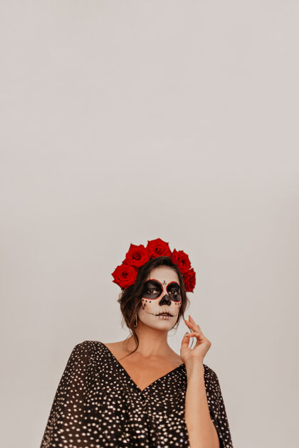 恐怖在白色的房间里 一个墨西哥女孩神秘地戴着玫瑰 卷发万圣节骷髅幽灵