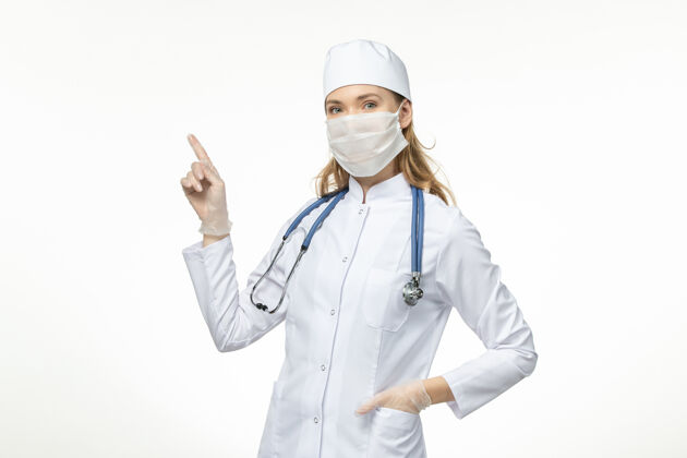 药品正面图女医生穿着医疗服戴着口罩和手套因白色办公桌上的冠状病毒大流行冠状病毒大流行冠状病毒医疗
