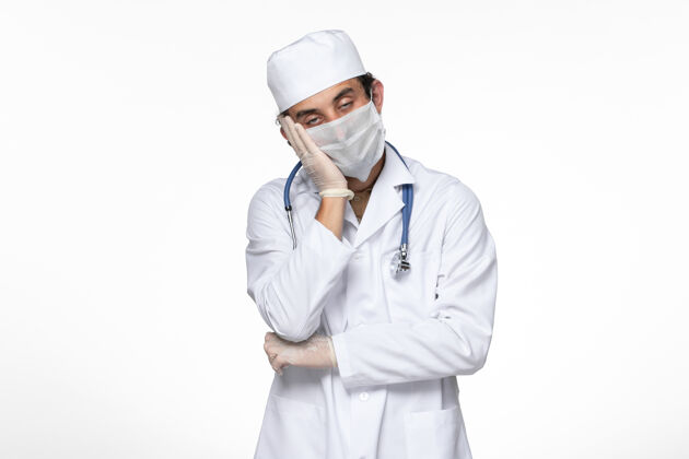 医疗正面图男医生穿着医疗服 戴着无菌口罩 以防白壁病毒冠状病毒大流行疾病大流行病毒灭菌