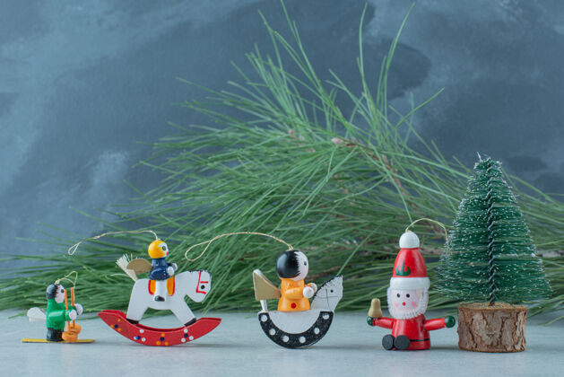 大理石三个小圣诞玩具大理石背景高品质的照片圣诞玩具三小