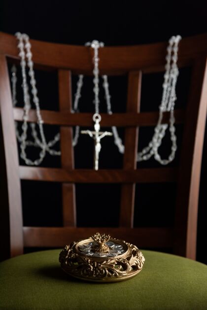 宗教选择一个美丽的滑动珠宝盒和一个闪亮的项链挂在椅子上的重点项链珠宝优雅