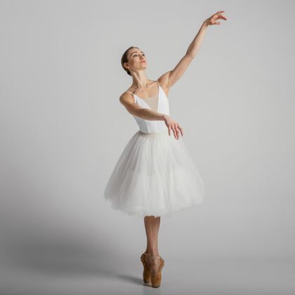 艺术芭蕾舞演员摆出尖头鞋的姿势表演艺术家女人