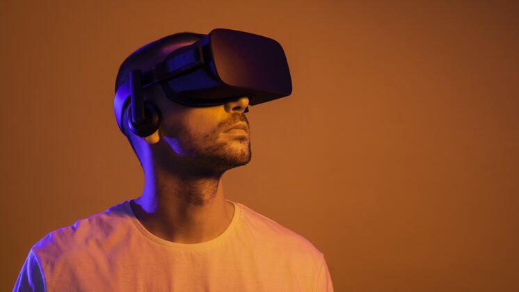 虚拟眼镜戴着虚拟现实装置的男人？特写镜头虚拟现实虚拟复制空间