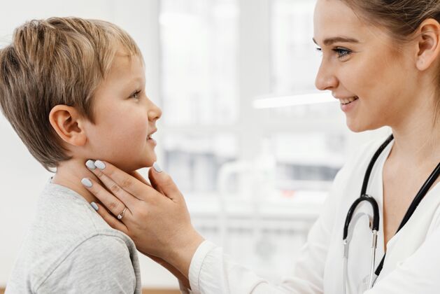 儿科医生特写儿科医生检查颈部健康医疗儿童
