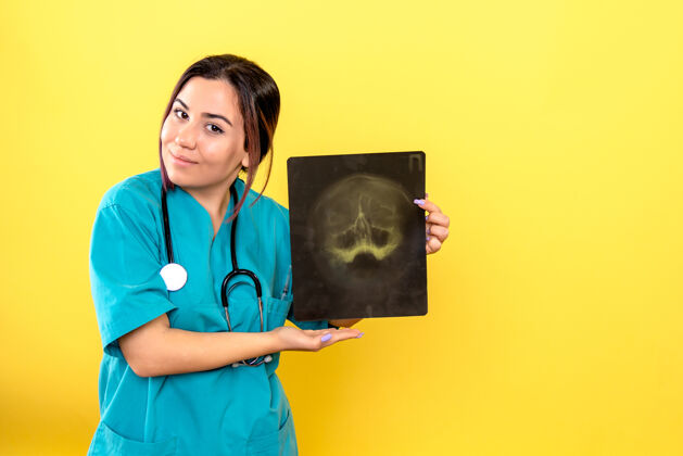 人放射科医生的侧视图放射科医生对病人的分析很满意医学放射科医生肖像