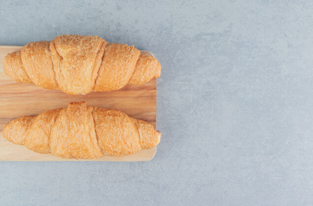 配料美味的羊角面包在木板上 大理石背景高品质的木板照片牛角面包奶油面包
