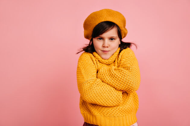 休闲有趣的孩子抱着胳膊摆姿势少女穿黄色衣服贝雷帽法国未成年