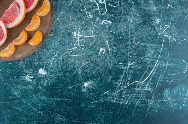 果汁一个在蓝色背景板上的柑橘水果片品种高品质的照片橘子美味切片