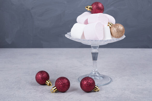好吃玻璃板上的棉花糖和圣诞球高品质的照片球甜点美味