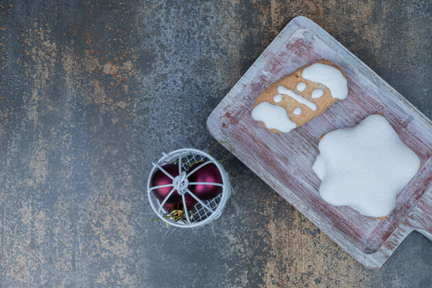 星星星型姜饼饼干和大理石表面的一堆圣诞饰品高品质的照片舞会饼干糕点