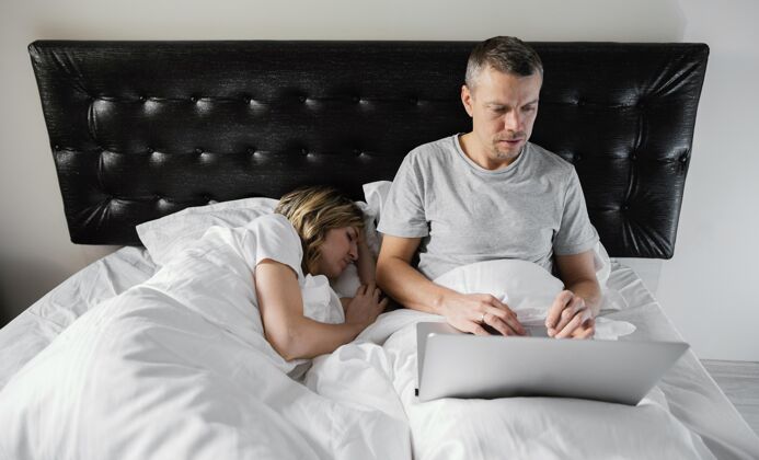 手机丈夫在妻子睡觉时使用笔记本电脑房子上瘾科技