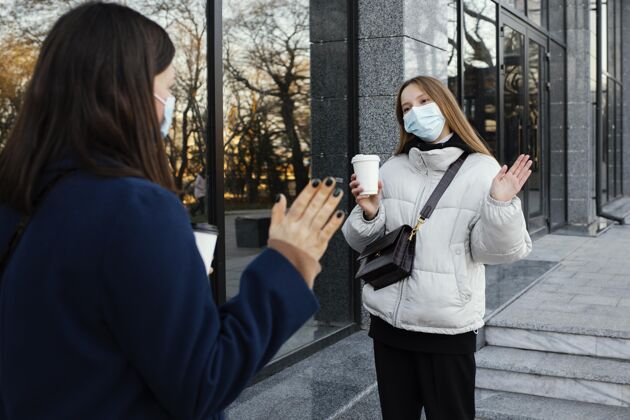 预防女朋友戴着面具挥手冠状病毒社会距离口罩