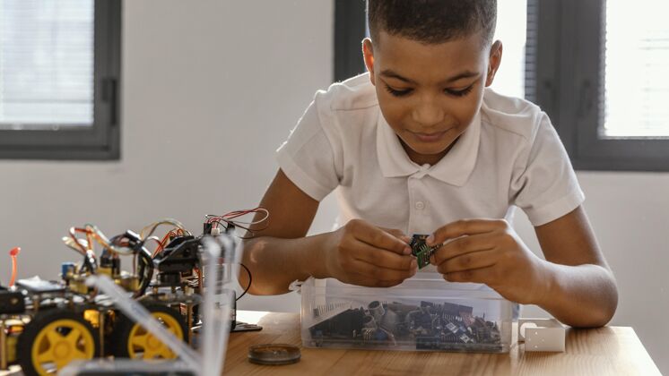 自制儿童制造机器人组件房子男孩