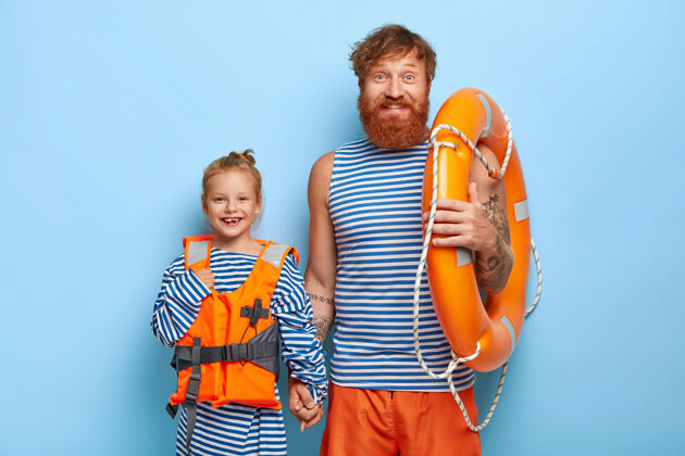 女儿快乐的爸爸和孩子穿着救生衣横拍 携带救生圈 一起度过暑假 学习游泳 表达美好的情感安全生姜高兴