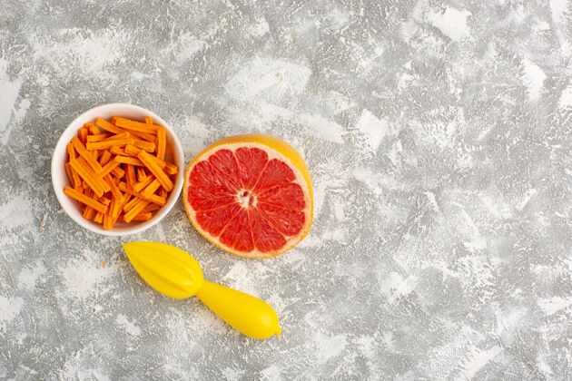 顶部白色书桌上的橙汁葡萄柚俯视图果汁葡萄柚新鲜