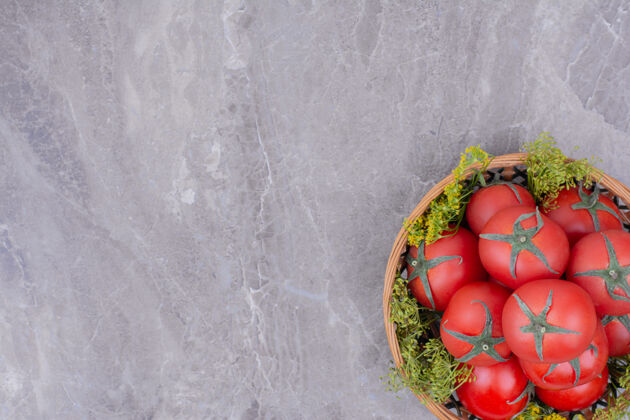 美味红西红柿被隔离在一个木盘里水果甜味素食