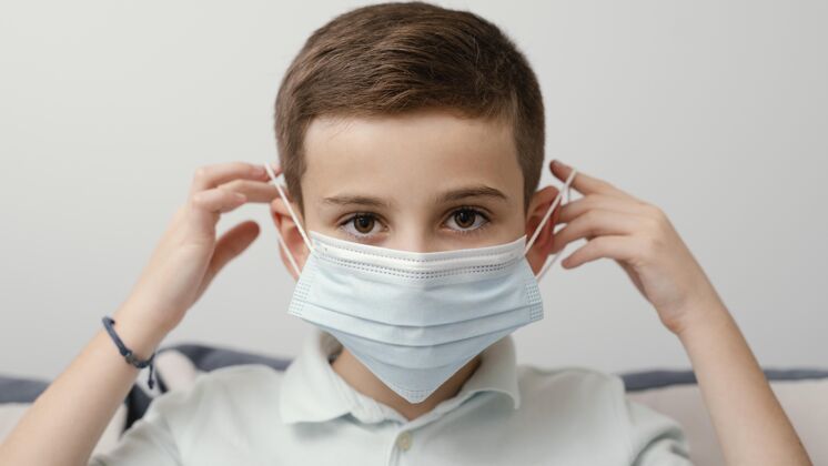 外科医生面罩呆在家里 孩子戴着医用口罩危险待在里面疾病