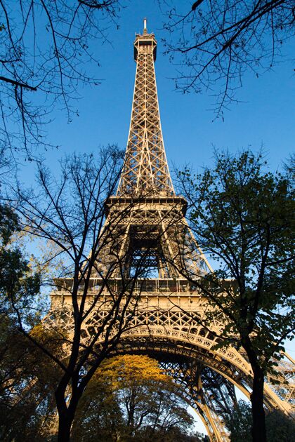 城市法国巴黎白天阳光下埃菲尔铁塔的垂直低角度视图欧洲埃菲尔铁塔首都