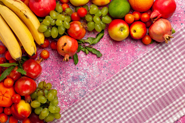 苹果顶视图新鲜水果组成五颜六色的水果在粉红色的表面顶级可食用的水果葡萄