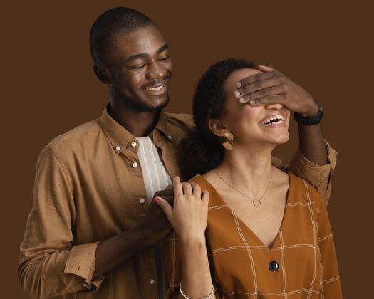 男性笑脸情侣合影的正面图 玩得开心黑人男子女人个人