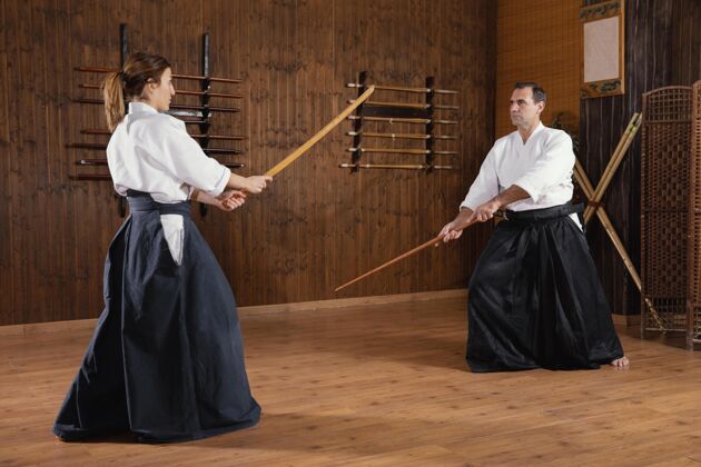 柔道男武术指导员和年轻的女学员在练习馆训练战斗水平教练