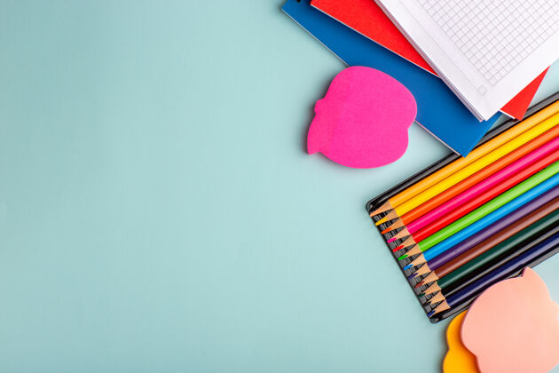 彩虹顶视图彩色铅笔与复印机上的蓝色墙壁彩色钢笔学校的孩子们色彩孩子书写工具