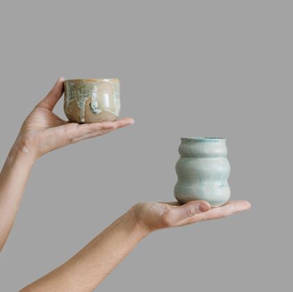 手工拿着自己做的陶器的女人专业艺术家陶器