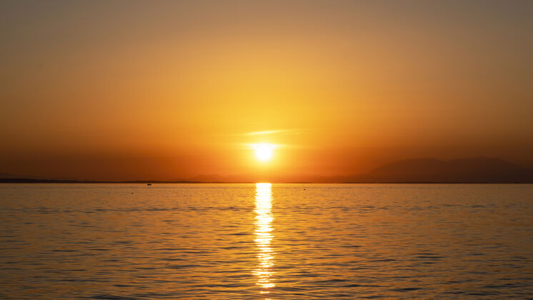 希腊夕阳西下的爱琴海沿岸 船和陆地在远处 水 希腊Hdr观点天空