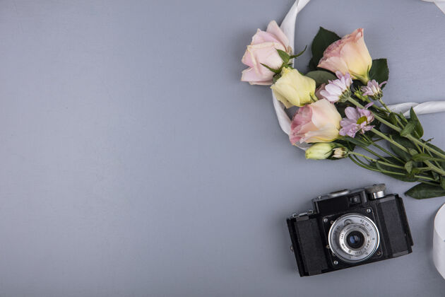 丝带顶视图的照片相机和花卉与丝带上的灰色背景与复制空间相机图片空间