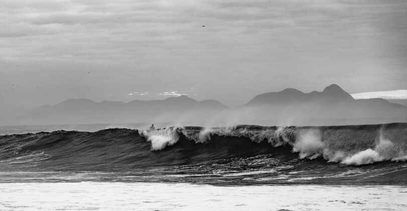 站科帕卡巴纳海滩海洋波浪的灰度照片冲浪板岛屿海岸