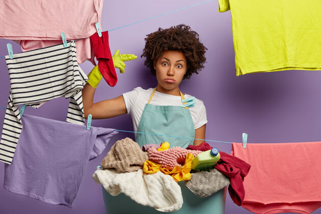 手套疲惫的主妇在家忙着洗衣服惊喜家务清洁
