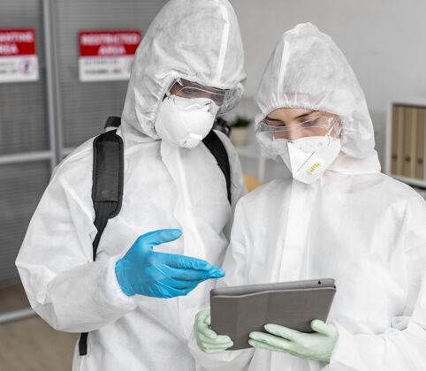 危险穿戴危险区域消毒防护设备的人员有毒病毒防护服