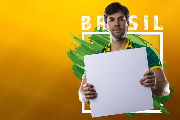 快乐快乐的巴西男人 拿着空白海报的球迷冠军巴西人男人