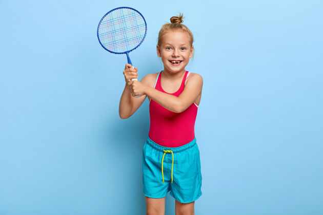 水平可爱的小女孩儿和朋友一起打羽毛球爱好奖励球拍