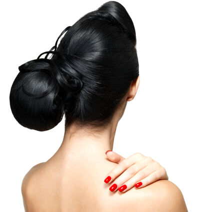 指甲红指甲隔离在白墙上的女人的时尚发型黑发迷人手指