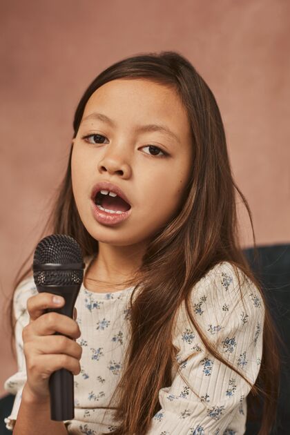 年轻人小女孩在家学唱歌艺术歌手课