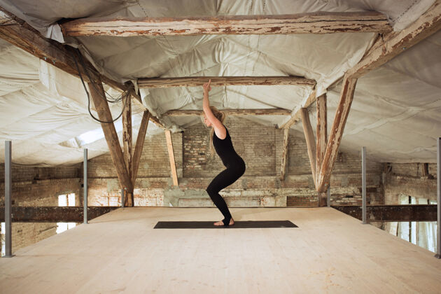 建筑安静一位年轻的运动女性在废弃的建筑上练习瑜伽身心健康平衡健活方式的概念 运动 活动 减肥 专注户外工业身体