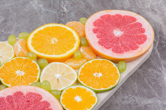 天然柑橘水果片和葡萄放在木板上柑橘柚子新鲜