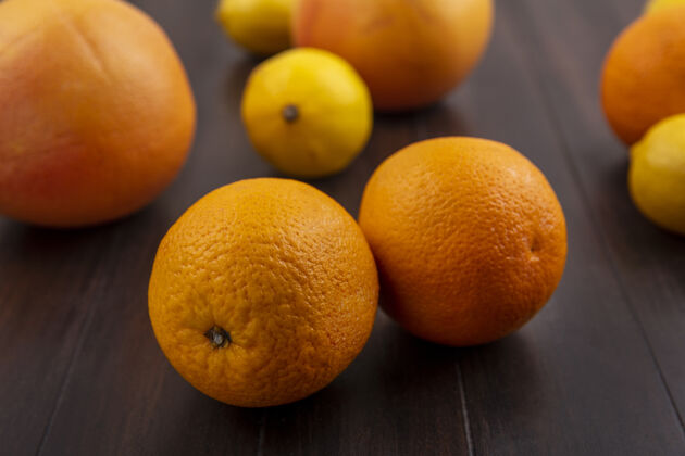橘子前视图柠檬与橘子和葡萄柚木背景柑橘前视野