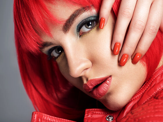 明亮美丽的女人 有着鲜红的指甲一个有着鲍勃发型的漂亮女孩的肖像时装模特漂亮的女孩穿着皮夹克一张漂亮女人的性感脸指甲时尚高加索