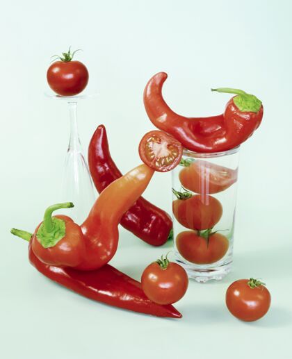 烹饪辣椒和西红柿的正面图新鲜蔬菜健康
