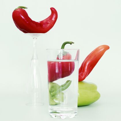 新鲜前视图的贝尔和辣椒与一杯水营养营养有机