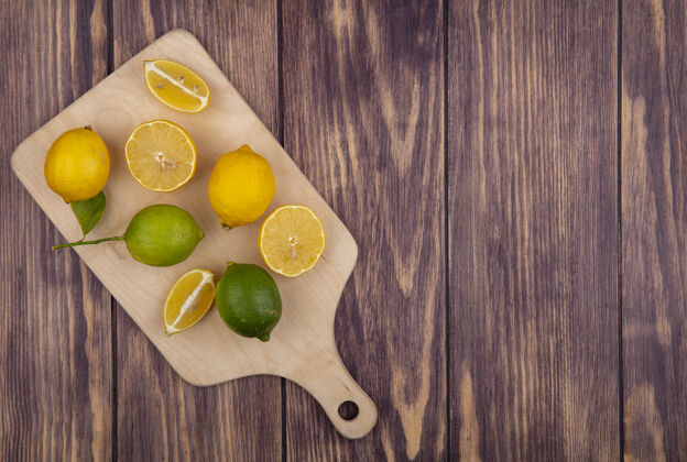 水果顶视图复制空间柠檬与柠檬在砧板上的木制背景木板顶部切割